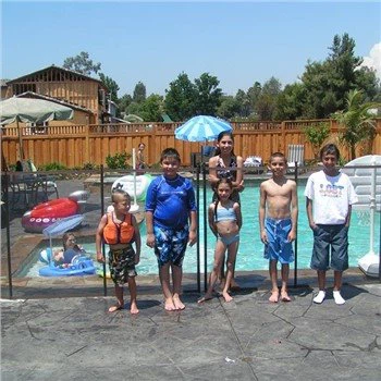 גדר ניתנת להסרה מסביב לבריכה